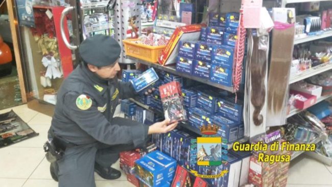 Migliaia di prodotti non sicuri pronti a “rovinare le feste”: scatta il sequestro, titolari multati