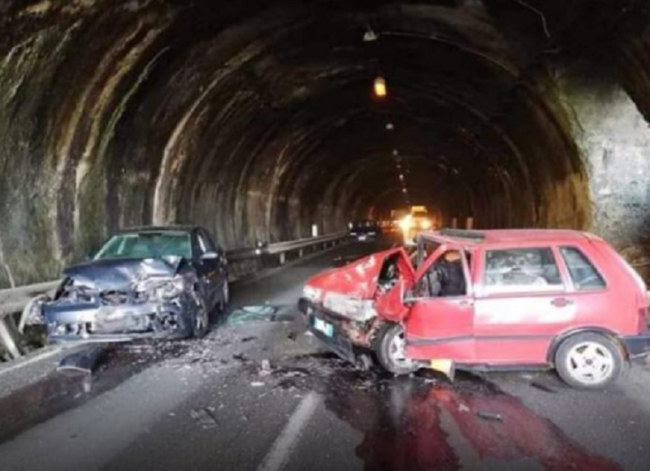 Incidente frontale in galleria, due auto coinvolte: 3 feriti, 23enne in gravi condizioni – I DETTAGLI