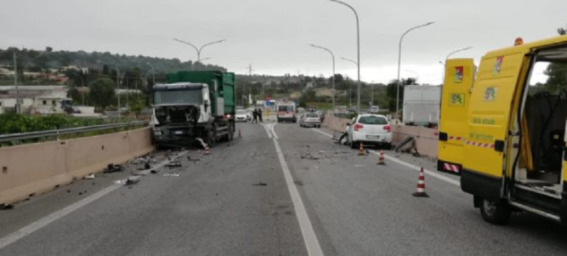 Camion impatta con tre auto, paura lungo la SS124: donna estratta dalle lamiere