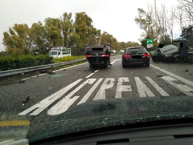 “Inferno” lungo la A18, all’uscita di Acireale: due auto coinvolte. Elisoccorso, ambulanze e vigili del fuoco