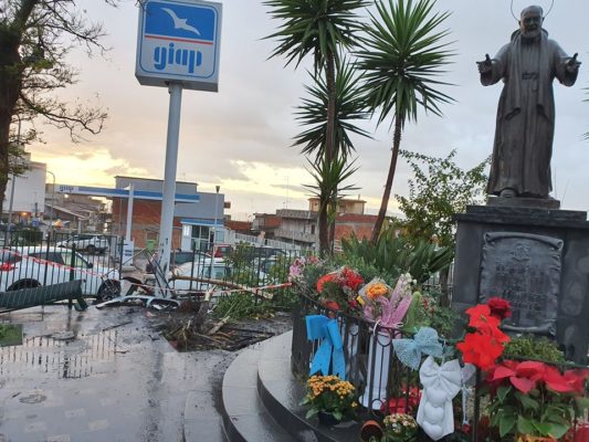 Forte schianto nel Catanese, auto a velocità contro palo della luce: sfiorata la statua di San Pio