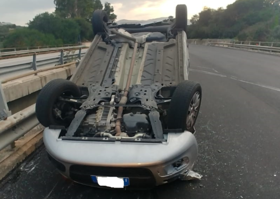 Rocambolesco incidente sulla A29, auto si ribalta dopo collisione: sanitari e polizia stradale sul posto