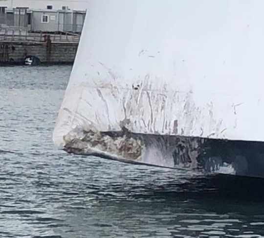 Incidente al porto, nave da crociera urta banchina in fase di attracco: imbarcazione e molo danneggiati