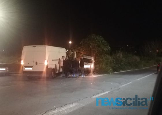Catania, scontro auto-furgone in via Fratelli Cairoli: sanitari del 118 sul posto per soccorrere un ferito