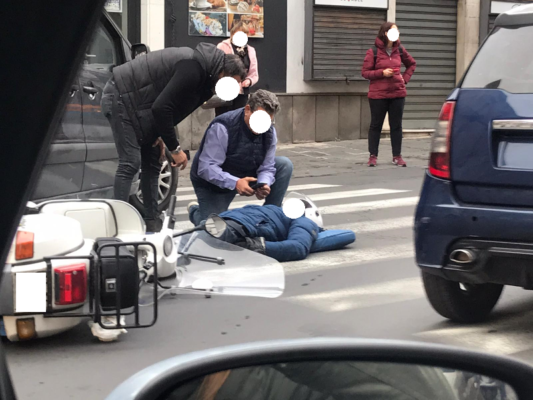 Catania, scontro auto-vespa in via Etnea: scooterista rimane a terra, traffico paralizzato – FOTO