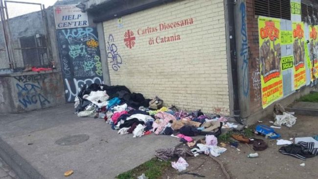 Donazioni disordinate all’Help Center di Catania: ingresso bloccato da montagne di vestiti