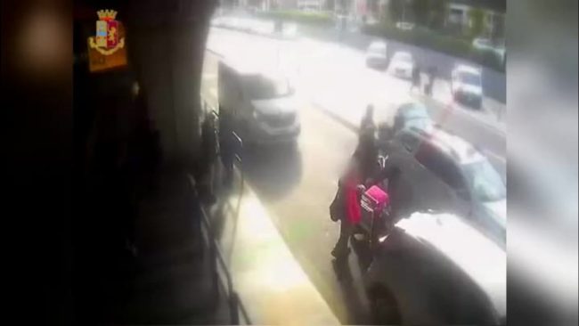 Chiede l’uso del tassametro a Fiumicino, tassista gli rompe il naso