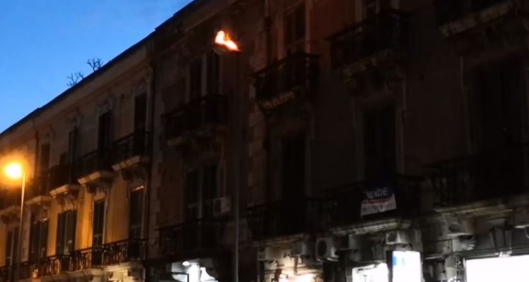 In fiamme lampione stradale, paura in via Garibaldi: intervengono i vigili del fuoco