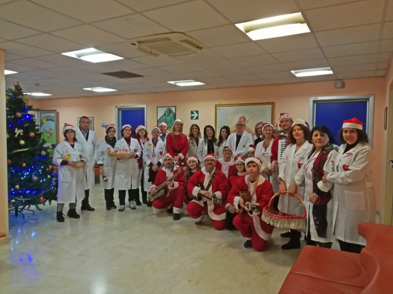 I volontari della LILT dedicano sorrisi e auguri di Natale ai pazienti ricoverati all’ospedale Garibaldi di Nesima