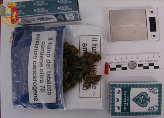 Notato dagli agenti con fare sospetto, viene trovato in possesso di marijuana. Non era la prima volta