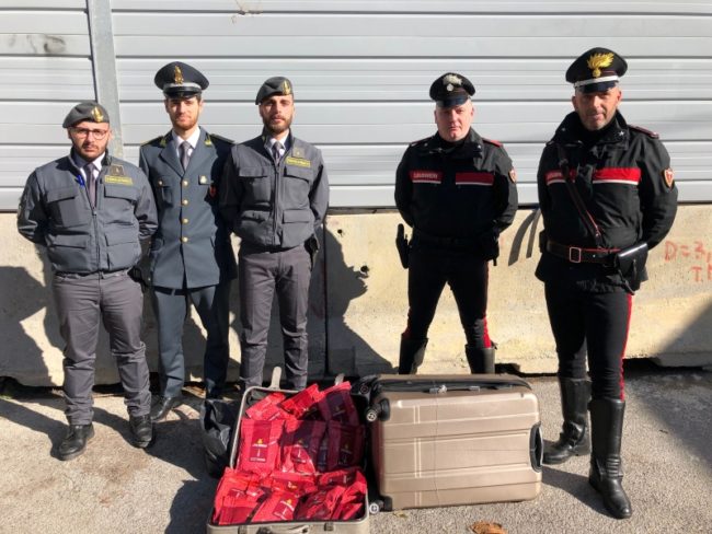 Guardia di Finanza e carabinieri sequestrano più di un quintale di melassa di tabacco