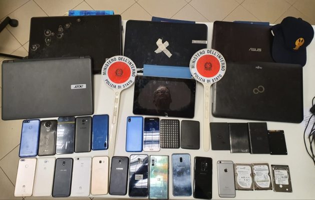 Rubava, formattava e rivendeva cellulari ed altri dispositivi elettronici: denunciato 32enne ghanese
