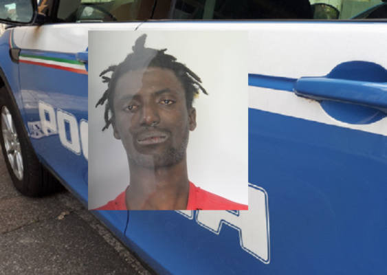 Prima gli chiede del denaro e poi lo minaccia con una pietra: in manette gambiano per rapina aggravata