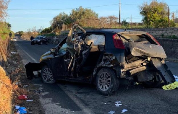Tragedia nel Catanese, Fiat Punto contro muretto: morto 16enne, feriti tre amici