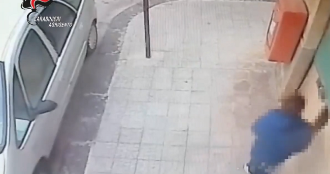 Furto in tabaccheria, arrestati i due ladri. Il commerciante ringrazia con un post sul web