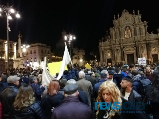 Le “sardine” straripano in piazza Duomo per il “più grande flash mob ittico del mondo” – FOTO