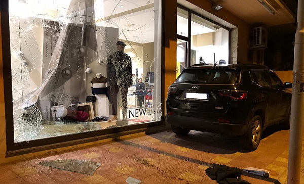 Sfondano vetrina di via Garibaldi e rubano nel negozio: furto con spaccata nel Catanese