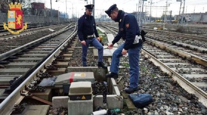 Furto di rame lungo la ferrovia, 47enne trovato con una matassa di 7 chili nello zaino: arrestato