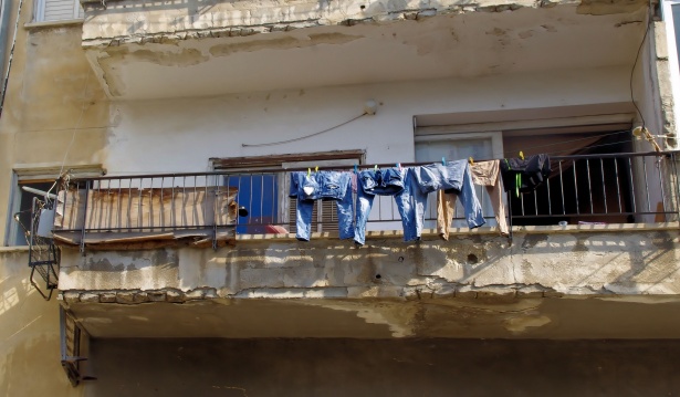 Tentato suicidio in via Vittorio Emanuele: donna si getta dal balcone