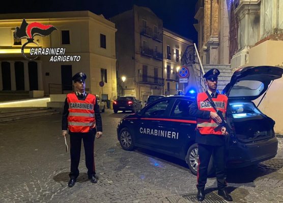 Decine di dosi di marijuana e hashish in tasca, un coltello e del denaro: arrestato 18enne – VIDEO