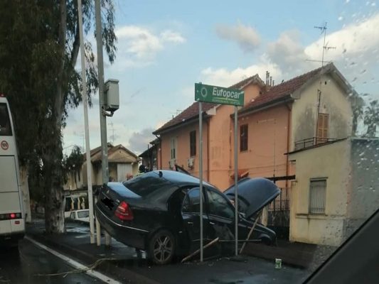Rocambolesco incidente a Catania: auto sbatte contro muro in via Santa Maria Goretti e rimane incastrata