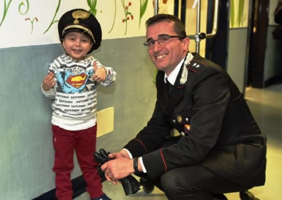 Natale, doni per i bambini ricoverati durante le feste: carabinieri in visita al Policlinico di Catania