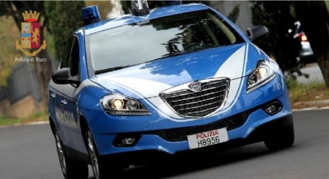 Auto rubata recuperata dagli agenti dopo un inseguimento. In fuga il presunto ladro