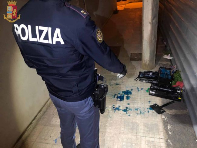 Volto coperto e pistola alla mano, rapina a mano armata in via Catania: fermato un 30enne
