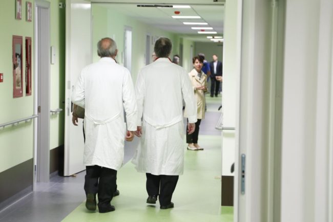 Neonato morto dopo parto sulla A20, lunedì l’autopsia sul cadavere: indagini in corso