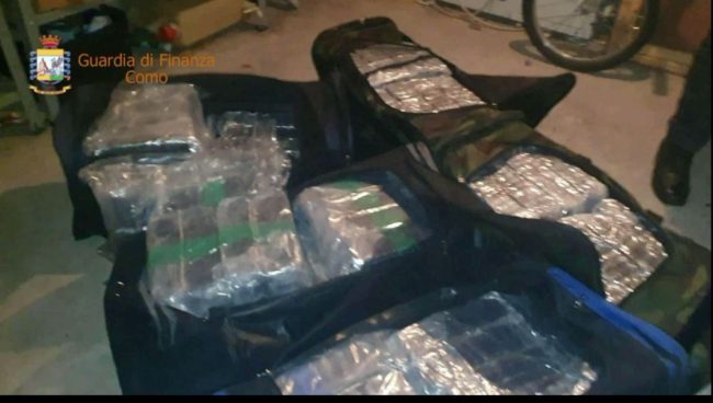 Sequestrati oltre 200 kg di droga nel Comasco, arrestato un 45enne