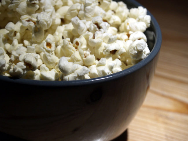 Pezzo di popcorn incastrato fra i denti: pompiere 41enne rischia la morte
