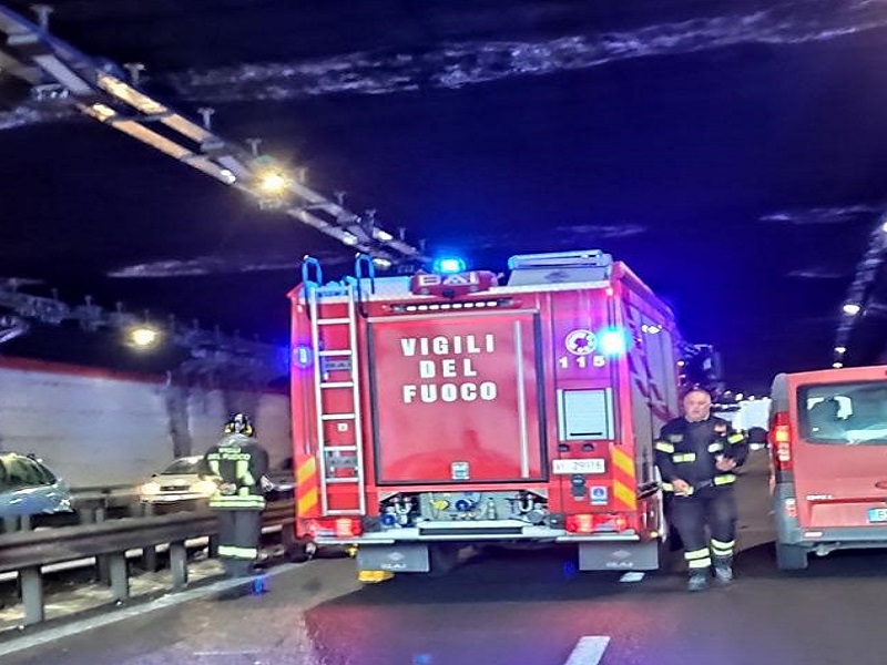 Pomeriggio tragico a Catania, moto si schianta contro le barriere lungo viale Mediterraneo: un morto – FOTO