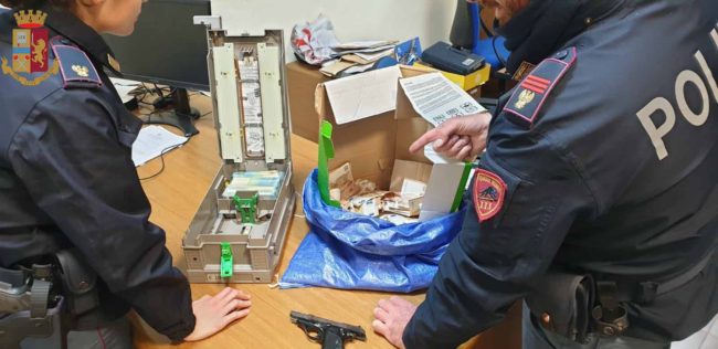 Rapina alle Poste, sequestra dipendente e tenta di scappare con quasi 70mila euro: arrestato 20enne