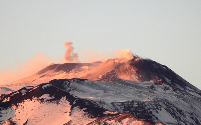 L’Etna continua a dare spettacolo nel 2020: esplosioni stromboliane ed emissioni di cenere