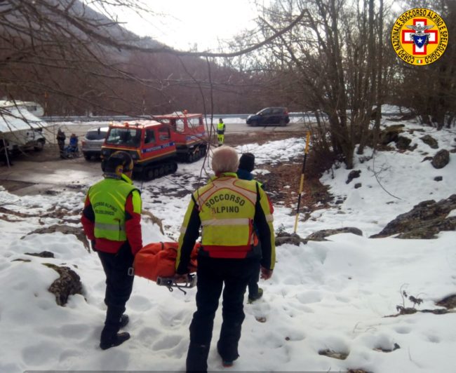 Giornata tra la neve finisce in dramma: slittino “fuori pista”, due feriti