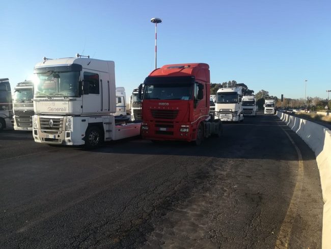Caro navi e mancanza di infrastrutture: protesta degli autotrasportatori, porti bloccati