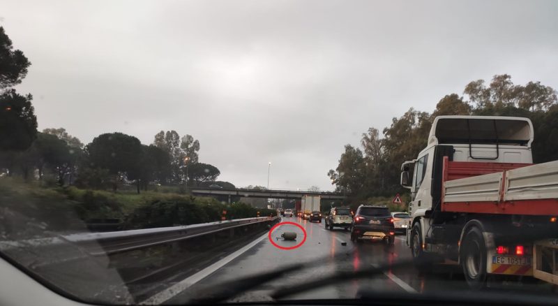 Incidente lungo la A18 nel Catanese, contatto tra due auto e un mezzo pesante: bombole di gas sulla carreggiata