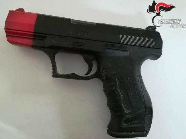 Rapinano anziano nel Catanese, volto travisato e pistola in mano: autori due minorenni