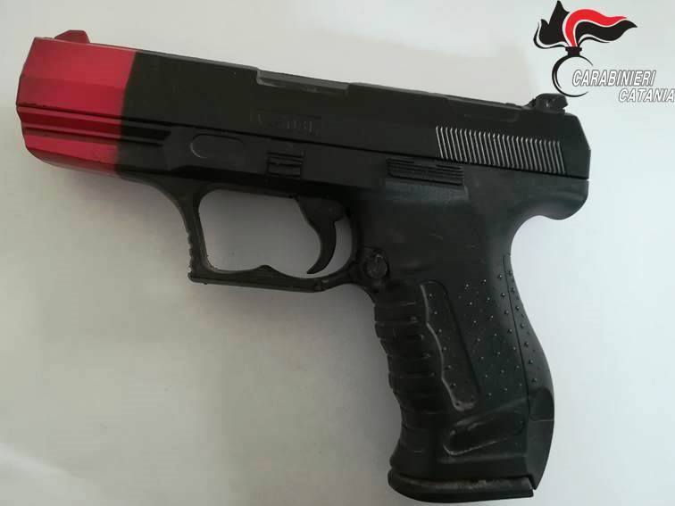 Rapinano anziano nel Catanese, volto travisato e pistola in mano: autori due minorenni