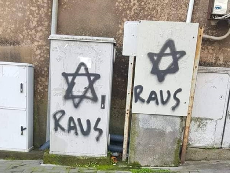 Scritte antisemite nel Catanese, cittadini e consiglieri cancellano il razzismo dai muri: via svastiche e croci celtiche