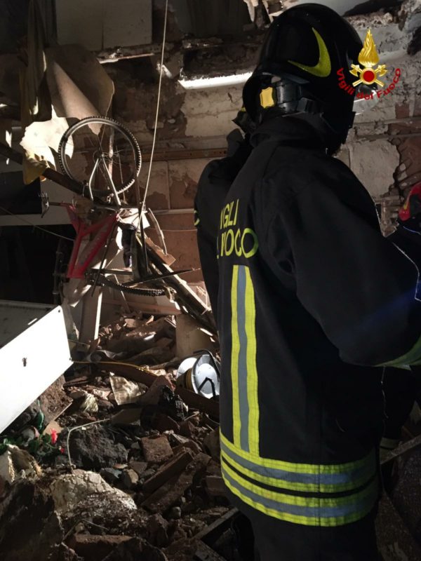 Paura nella notte: crolla palazzina in via Plebiscito. Vigili del fuoco mettono in sicurezza la zona