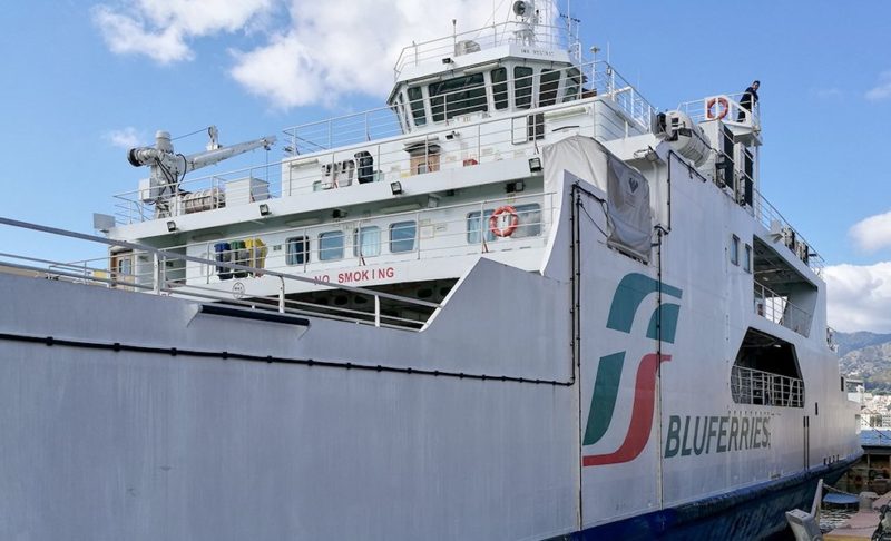 Panico ai traghetti di Messina, uomo minaccia di gettarsi nel vuoto: “Voglio parlare con il Papa”