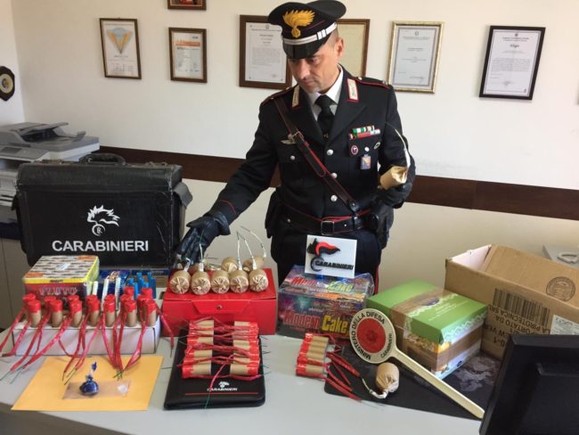 Cipollotti, bombe carta e petardi artigianali, esplosi fuochi d’artificio per una festa di fine anno: danneggiati infissi, 19enne nei guai
