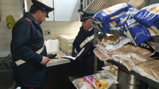 Controlli “fatali” per un ristorante del centro, chiuso immediatamente: carenze igienico sanitarie, sequestrati 75 chili di cibo