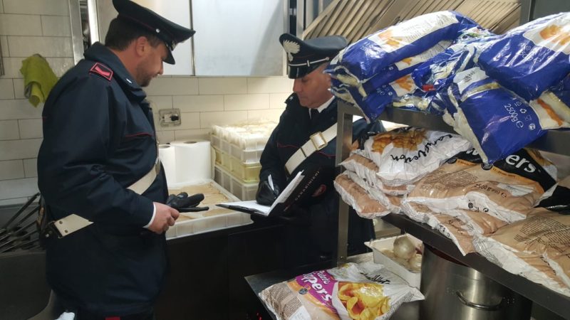 Controlli “fatali” per un ristorante del centro, chiuso immediatamente: carenze igienico sanitarie, sequestrati 75 chili di cibo