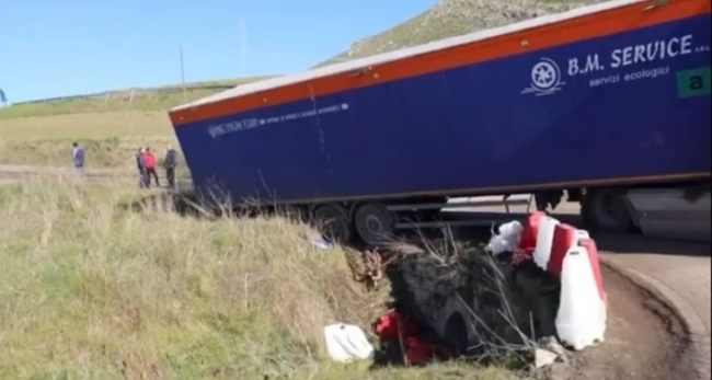 Incidente sulla SP 19, tir rimosso dopo una lunga notte di lavori e disagi
