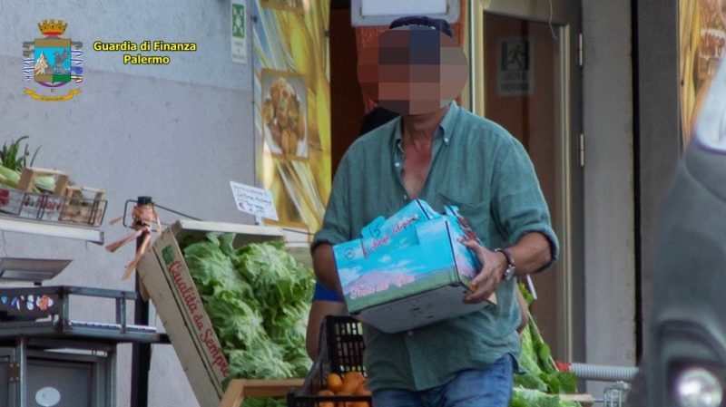 Ennesimo “furbetto del cartellino”, timbrava e andava a fare la spesa o giardinaggio: denunciato dipendente comunale
