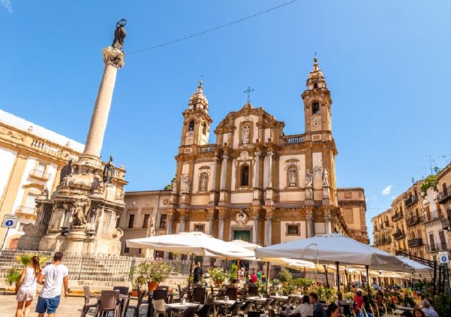 Statua pericolante e rischio cedimenti: chiusa piazza ai pedoni