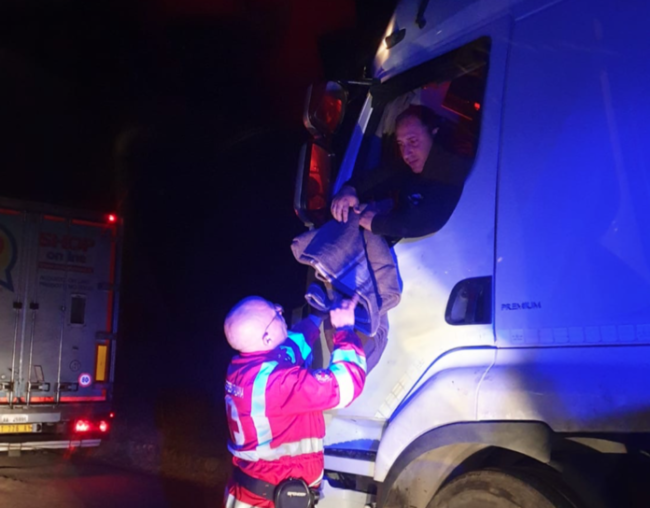Camion fuori strada, l’odissea sulla SP 19 continua nella notte: volontari della Croce Rossa in soccorso ai camionisti