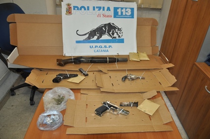 San Giovanni Galermo nel mirino della Squadra Mobile: armi e droga in un ascensore – FOTO